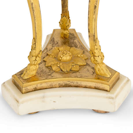 A PAIR OF LATE LOUIS XVI ORMOLU-MOUNTED WHITE MARBLE BRULE-PARFUMS - фото 7