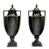 A PAIR OF ITALIAN GREEN MARBLE VASES AND COVERS - фото 1