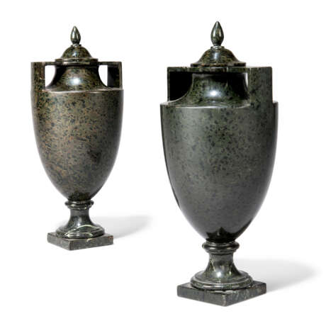 A PAIR OF ITALIAN GREEN MARBLE VASES AND COVERS - фото 2