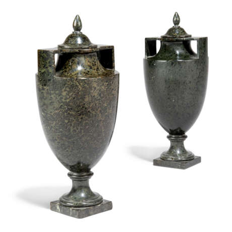 A PAIR OF ITALIAN GREEN MARBLE VASES AND COVERS - фото 3