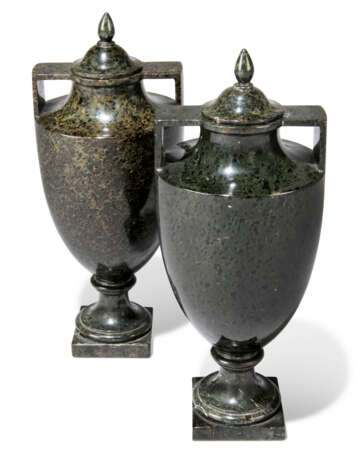 A PAIR OF ITALIAN GREEN MARBLE VASES AND COVERS - фото 4