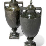 A PAIR OF ITALIAN GREEN MARBLE VASES AND COVERS - фото 4