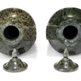 A PAIR OF ITALIAN GREEN MARBLE VASES AND COVERS - фото 5