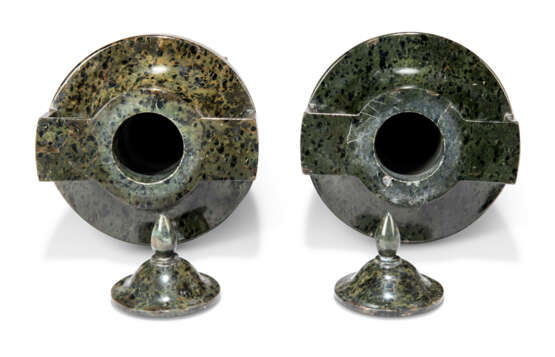 A PAIR OF ITALIAN GREEN MARBLE VASES AND COVERS - фото 5