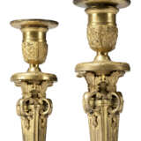 A PAIR OF LOUIS XIV-STYLE ORMOLU CANDLESTICKS - Foto 2