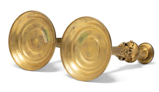 A PAIR OF LOUIS XIV-STYLE ORMOLU CANDLESTICKS - фото 3