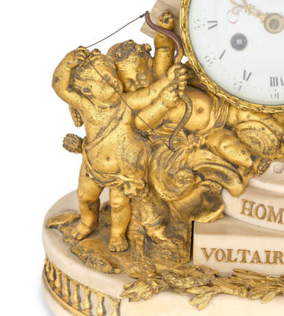 A LOUIS XVI ORMOLU-MOUNTED WHITE MARBLE STRIKING MANTEL CLOCK - Foto 2