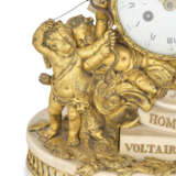 A LOUIS XVI ORMOLU-MOUNTED WHITE MARBLE STRIKING MANTEL CLOCK - Foto 2