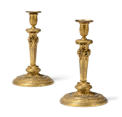 A PAIR OF LOUIS XIV-STYLE ORMOLU CANDLESTICKS - Foto 4