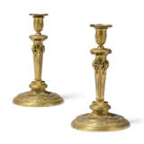 A PAIR OF LOUIS XIV-STYLE ORMOLU CANDLESTICKS - фото 4