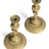 A PAIR OF LOUIS XIV-STYLE ORMOLU CANDLESTICKS - Foto 5