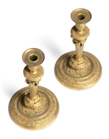 A PAIR OF LOUIS XIV-STYLE ORMOLU CANDLESTICKS - Foto 5