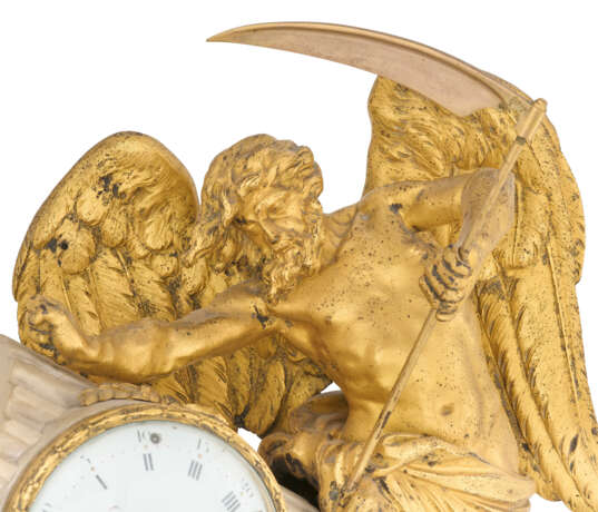 A LOUIS XVI ORMOLU-MOUNTED WHITE MARBLE STRIKING MANTEL CLOCK - Foto 3