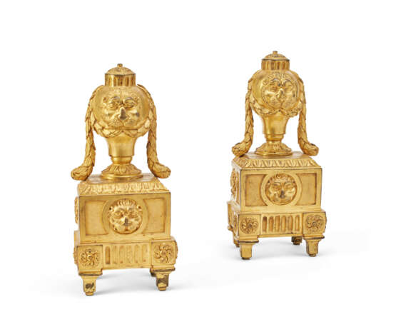A PAIR OF LATE LOUIS XV ORMOLU CHENETS - Foto 2