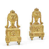 A PAIR OF LATE LOUIS XV ORMOLU CHENETS - Foto 2