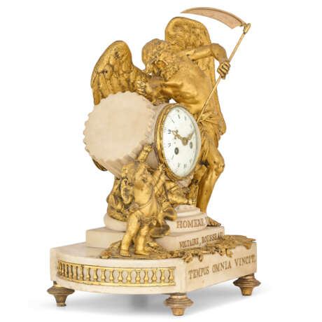 A LOUIS XVI ORMOLU-MOUNTED WHITE MARBLE STRIKING MANTEL CLOCK - Foto 4