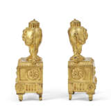 A PAIR OF LATE LOUIS XV ORMOLU CHENETS - Foto 3
