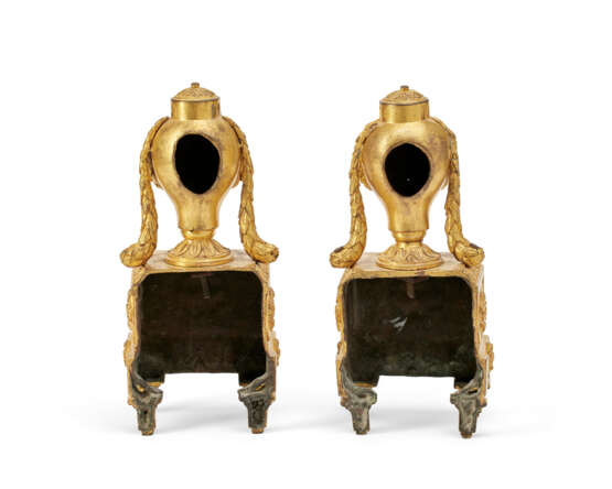 A PAIR OF LATE LOUIS XV ORMOLU CHENETS - фото 4