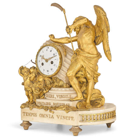 A LOUIS XVI ORMOLU-MOUNTED WHITE MARBLE STRIKING MANTEL CLOCK - Foto 6