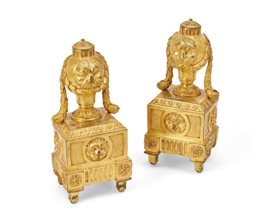 A PAIR OF LATE LOUIS XV ORMOLU CHENETS - Foto 5