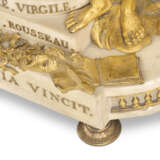 A LOUIS XVI ORMOLU-MOUNTED WHITE MARBLE STRIKING MANTEL CLOCK - Foto 7