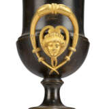 A PAIR OF RUSSIAN EMPIRE ORMOLU-MOUNTED PATINATED-BRONZE VASES - Foto 4