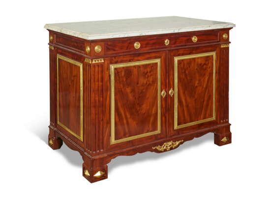 A LOUIS XV ORMOLU-MOUNTED MAHOGANY COMMODE - фото 2