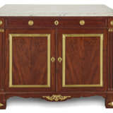 A LOUIS XV ORMOLU-MOUNTED MAHOGANY COMMODE - Foto 5