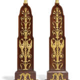 A PAIR OF EMPIRE-STYLE ORMOLU-MOUNTED MAHOGANY DOORSTOPS - Foto 2