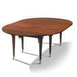 A LOUIS XVI MAHOGANY EXTENDING DINING-TABLE - Foto 1