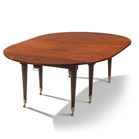 A LOUIS XVI MAHOGANY EXTENDING DINING-TABLE - фото 1