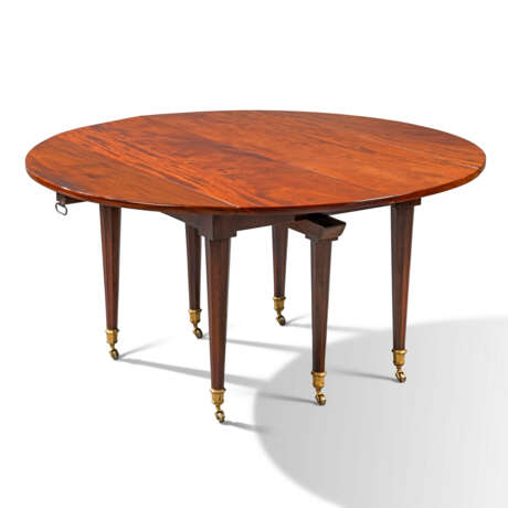 A LOUIS XVI MAHOGANY EXTENDING DINING-TABLE - Foto 2