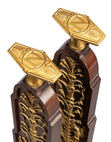 A PAIR OF EMPIRE-STYLE ORMOLU-MOUNTED MAHOGANY DOORSTOPS - фото 4