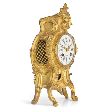 A LOUIS XV ORMOLU STRIKING BRACKET CLOCK - Foto 2