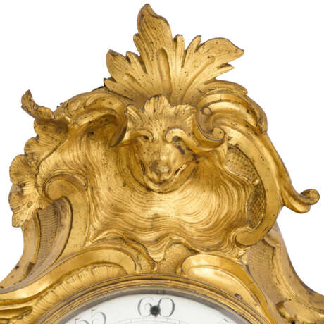 A LOUIS XV ORMOLU STRIKING BRACKET CLOCK - Foto 6