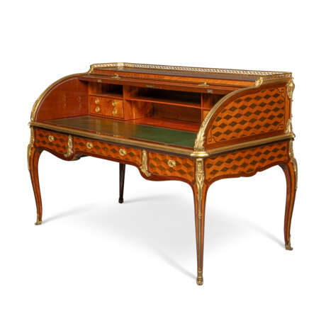 A LOUIS XV ORMOLU-MOUNTED AMARANTH, BOIS SATINE, TULIPWOOD AND GREEN-STAINED SYCAMORE BUREAU A CYLINDRE - Foto 3