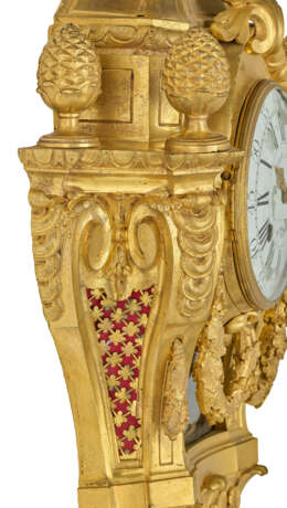 A LATE LOUIS XV ORMOLU CARTEL CLOCK - Foto 3