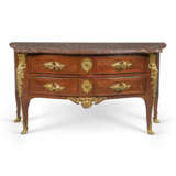 A LOUIS XV ORMOLU-MOUNTED AMARANTH COMMODE - Foto 1