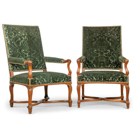 A PAIR OF REGENCE WALNUT FAUTEUILS - Foto 1