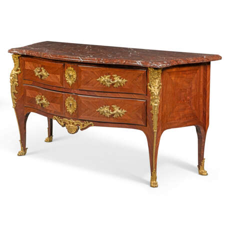 A LOUIS XV ORMOLU-MOUNTED AMARANTH COMMODE - photo 2