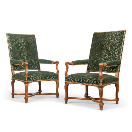 A PAIR OF REGENCE WALNUT FAUTEUILS - Foto 2