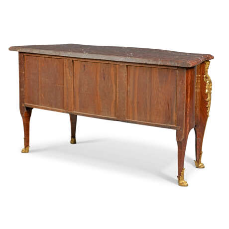 A LOUIS XV ORMOLU-MOUNTED AMARANTH COMMODE - photo 3