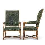 A PAIR OF REGENCE WALNUT FAUTEUILS - Foto 3