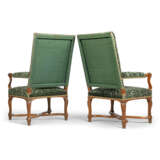 A PAIR OF REGENCE WALNUT FAUTEUILS - Foto 4