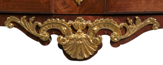 A LOUIS XV ORMOLU-MOUNTED AMARANTH COMMODE - Foto 5