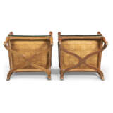 A PAIR OF REGENCE WALNUT FAUTEUILS - Foto 5