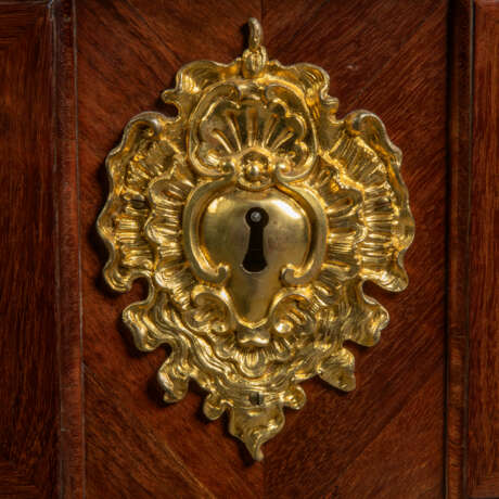 A LOUIS XV ORMOLU-MOUNTED AMARANTH COMMODE - фото 9