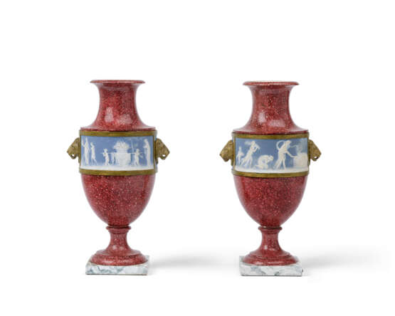 A PAIR OF DIRECTOIRE PORPHYRY-GROUND SEVRES PORCELAIN VASES - фото 1