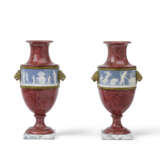 A PAIR OF DIRECTOIRE PORPHYRY-GROUND SEVRES PORCELAIN VASES - фото 1