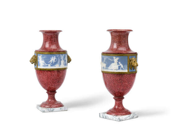 A PAIR OF DIRECTOIRE PORPHYRY-GROUND SEVRES PORCELAIN VASES - Foto 2